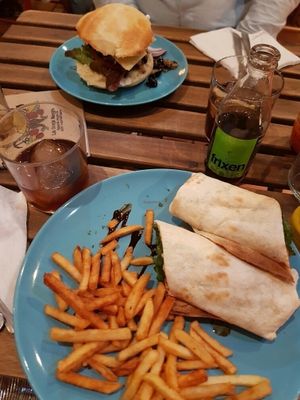 fajita de espinacas y hamburguesa de olivas at La Oveja Negra in Madrid