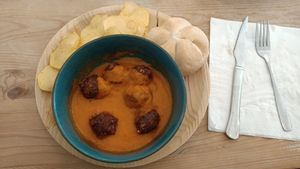Albóndigas de heura con salsa de tomate y albahaca con pan sin gluten at La Oveja Negra in Madrid