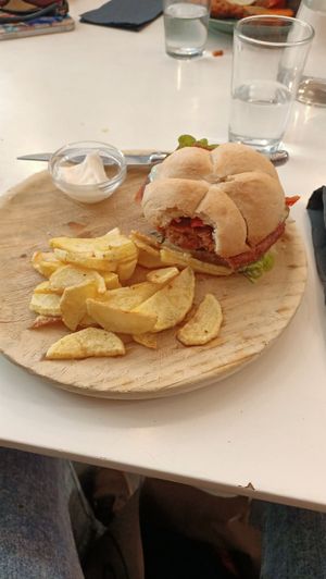 Hamburguesa de garbanzos y remolacha at La Oveja Negra in Madrid