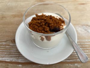 Yogurt con galletas at La Oveja Negra in Madrid