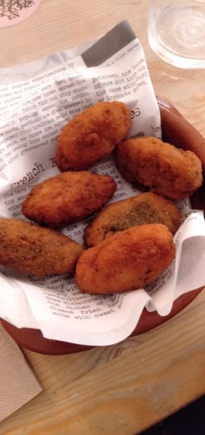 Croquetas variadas (no pollo con champis, espinacas y no bacon) at La Oveja Negra in Madrid
