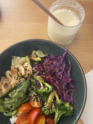 Poke bowl y limonada   at La Oveja Negra in Madrid