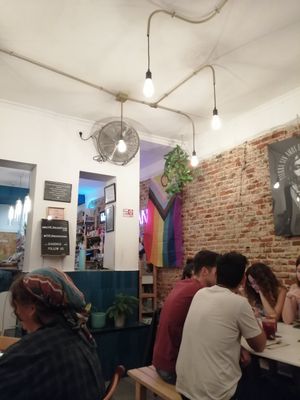 decoración interior at La Oveja Negra in Madrid