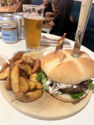 Hamburguesas muy ricas. Optimo servicio. Recomiendo a todos!  at La Oveja Negra in Madrid