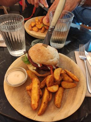 Chutney burger at La Oveja Negra in Madrid