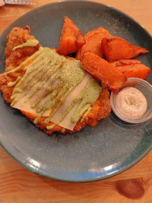 Milanesa con queso, pesto y salsa de tomate acompañada de boniato y veganesa at La Oveja Negra in Madrid