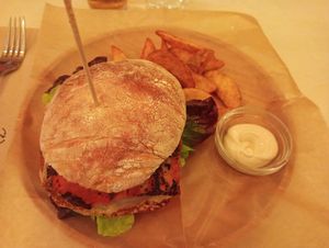 Hamburguesa "Oveja Negra" at La Oveja Negra in Madrid