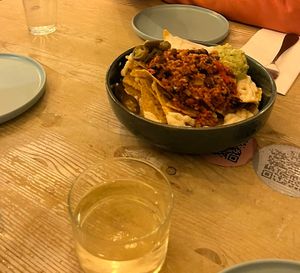 Nachos y Sauvignon blanc  at La Oveja Negra in Madrid