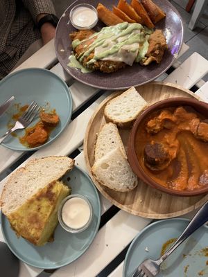 Tortilla, chorizo y milanesa  at La Oveja Negra in Madrid