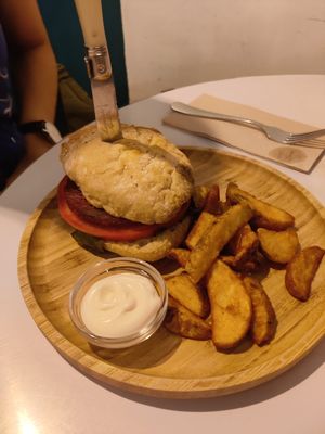Chutney burger at La Oveja Negra in Madrid