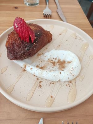 Torrija con yogur y fresa, una locura 🤤 at La Oveja Negra in Madrid