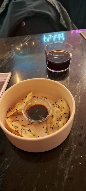 Gyozas de entrada at La Oveja Negra in Madrid