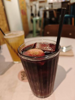 Tinto de Verano and homemade lemonade at La Oveja Negra in Madrid