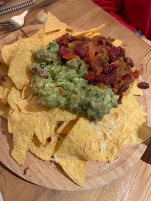 Huge portion of nachos at La Oveja Negra in Madrid