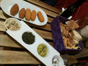 ? Todo muy bueno. at La Oveja Negra in Madrid