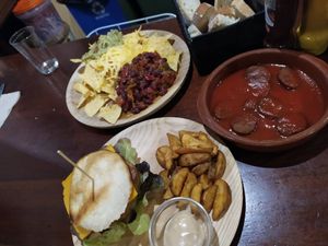 Nachos, choriveganos y hamburguesa at La Oveja Negra in Madrid