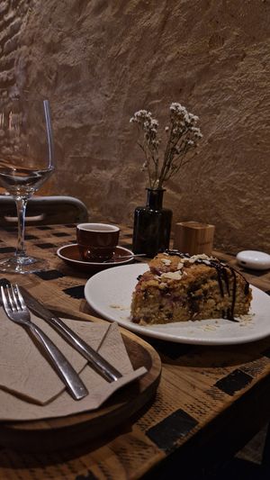 vegan cake with chocolate chips and blueberries at Naturalmente in Sevilla