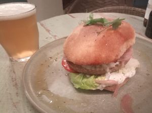 La hamburguesa de falafel estaba riquísima. Son 15,30€ pero vale la pena. Acompañada de una cerveza "Sevilla" sabrosa y con cuerpo. at Naturalmente in Sevilla