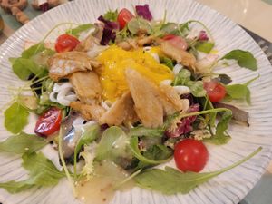 Ensalada vegana de pollo (heura) at El Secreto de Loreto in Denia