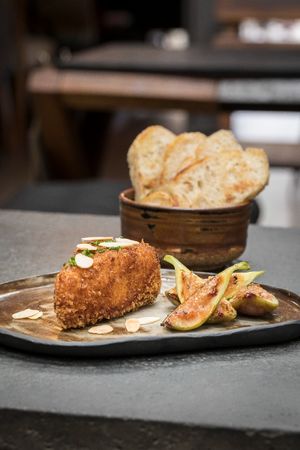 Brie com figos grelhados e pão de fermentação natural at Ordinário Restaurante in Sao Paulo