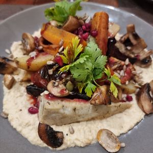 Vegan Fusion, base de húmus com tuberculos, cogumelos e sementes at Néctar Comida Afetiva in Itacare