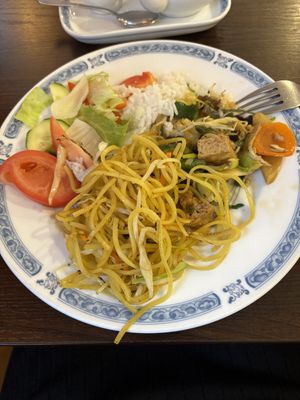 Veggies from the salad bar, white rice, veggies with tofu and noodles with sprouts (vegan made on the spot)   at Asia Wok Man in Memmingen