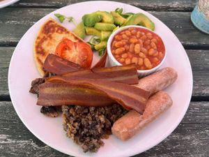 Full Scottish breakfast mit extra haggis at Waterside Café in Lochcarron