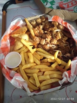 Tábua 2 - fritas, iscas de soja, mini pastel de queijo e linguiça de seitan acebolada at FriVeggie House in Nova Friburgo