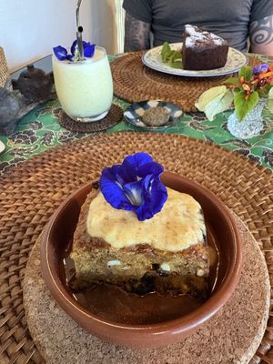 Vegan carrot cake and pineapple smoothie. Chocolate cake not vegan.   at Joo Chiat Café - ジュー・チャット・カフェ in Ishigaki