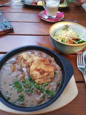 Waldpilzpfanne mit Serviettenknödeln at Bodhi in Nuremberg