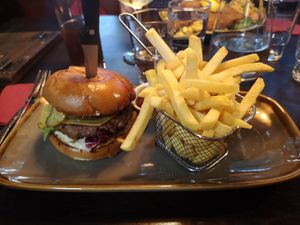 Cheezeburger und Portion Pommes at Bodhi in Nuremberg