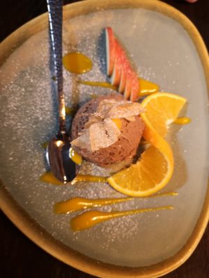 Mousse a chocolate mit mangopüree at Bodhi in Nuremberg