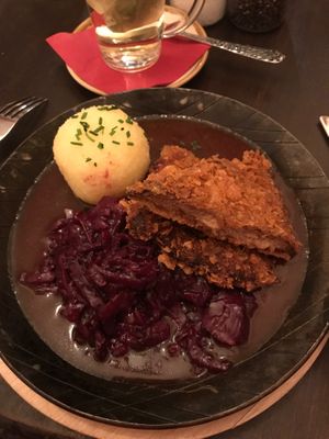 Bodhi pfännderl mit Knuspersteak, Apfelblaukraut, Kartoffelkohl und Dunkelbiersoße at Bodhi in Nuremberg