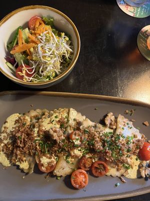 Schlutzkrapfen mit Trüffel-Walnuss-Soße und Beilagensalat   at Bodhi in Nuremberg