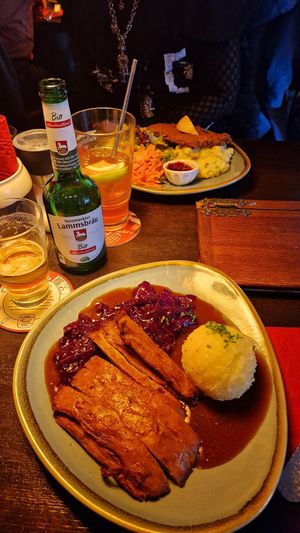 Ente mit Knödel und Rotkraut, hinten das Schnitzel at Bodhi in Nuremberg