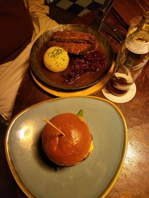 Burger und veganes Schnitzel at Bodhi in Nuremberg
