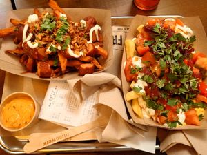 Vegane Currywurst Spezial & Chili Cheese mit Zwiebeln und Tomaten, Baconese at Frittenwerk - Marktstraße in Koblenz