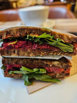 Rote Bete Stulle #Veganuary at Coffee Fellows in Trier