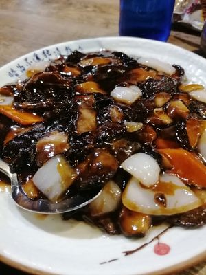 Shiitake, onion and carrot in teriyaki sauce at Higuma in Platja Daro