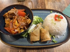 Full view of the sesame crispy tofu set lunch option  at Thai Basil in Dublin