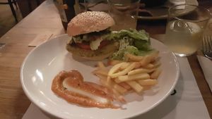 Bio quinoa burger at Woki Organic Market and Restaurant in Barcelona