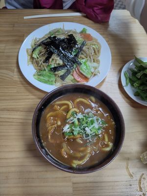 Curry udon noodles and fried udon noodles at Raumen Tsumu in Naoshima