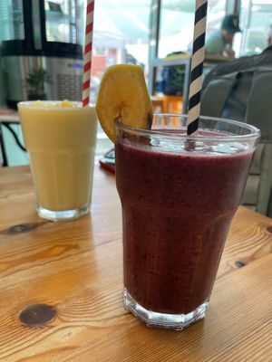 Berry smoothie and tropical smoothie  at La Mala Brunch - Setas in Sevilla