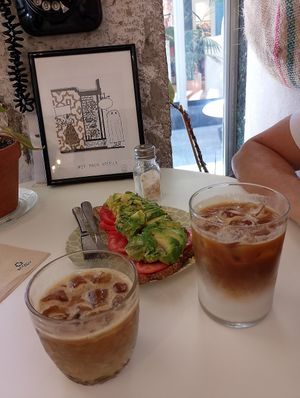 Cafés y media tostada riquísima at Magica Arábica in Granada