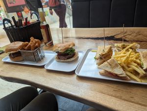 Beyond meat burgers and Clubs sandwich at Pops Burger & Sportsbar – Bad Cannstatt in Stuttgart