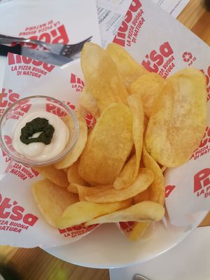 Porzione di patatine maxi servite con maionese vegana al basilico at Pit'sa in Bergamo