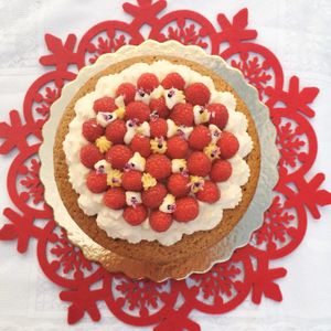 Vegan lemon cake with raspberries at BOLOTA in Castro Verde