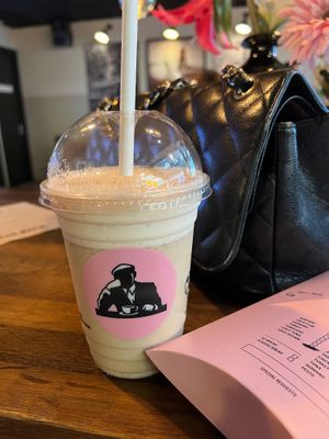 Banana and nut butter smoothie with date syrup at AMS - Joe & The Juice - Lounge 3 in Schiphol