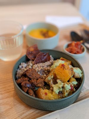 émincé de seitan fait maison grillé, sarrasin et courge rôtie, sauce sweet and sour à la coriandre at AME Café in Lyon