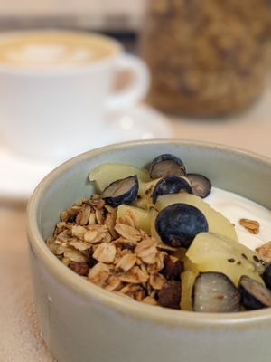 granola fait maison, yaourt et fruits frais de saison, sirop d'érable at AME Café in Lyon
